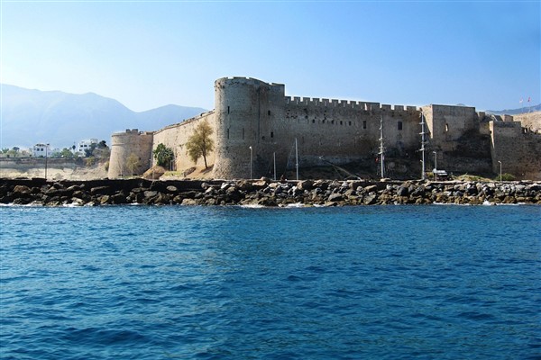 Bakan Özhaseki’den Şeref Sokağı ve Şehitler Anıtı’na ziyaret