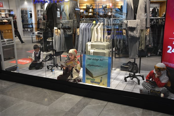 Afyonkarahisar’da “Kitap Okuyan Mankenler Projesi”