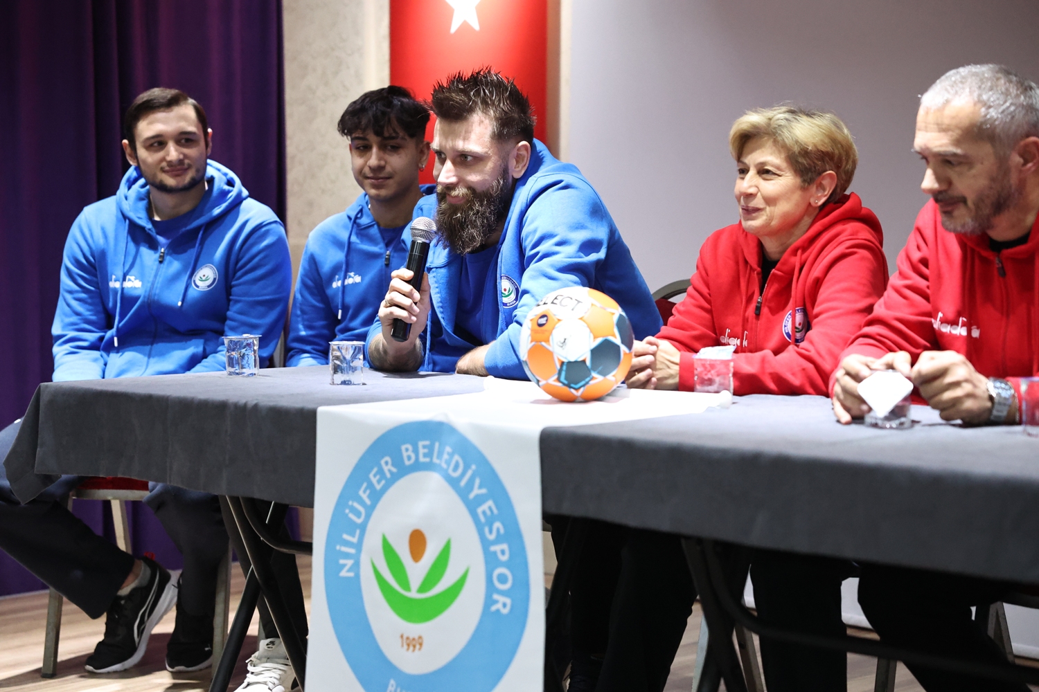 Nilüfer’in hentbolcuları öğrencilerle bir araya geldi