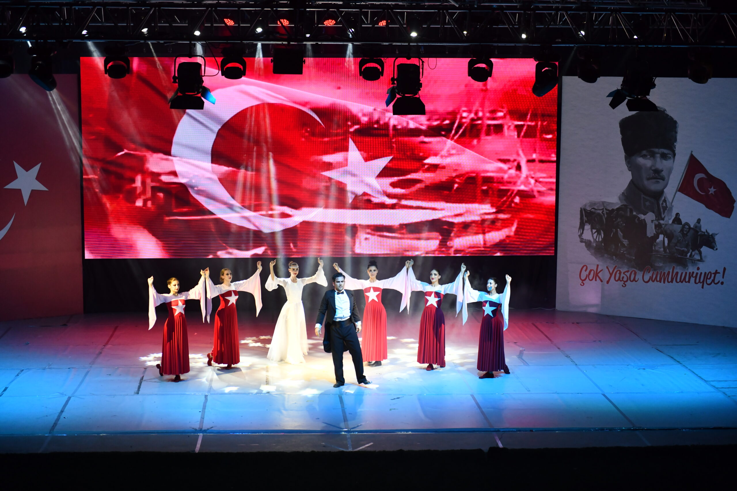 Devlet Halk Dansları Topluluğu, Esenyurt’ta sahne aldı