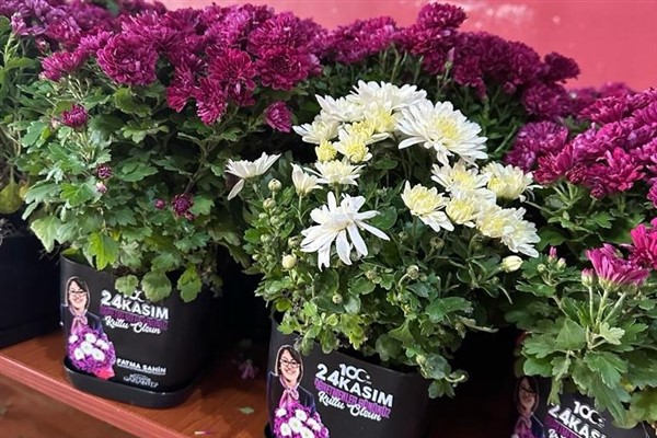 Gaziantep’te öğretmenlere 24 Kasım’a özel çiçek dağıtıldı