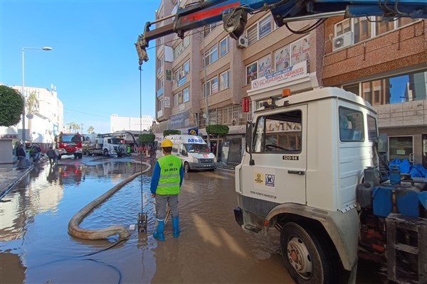 KOSKİ,  İskenderun’daki deniz taşkınına müdahale etti