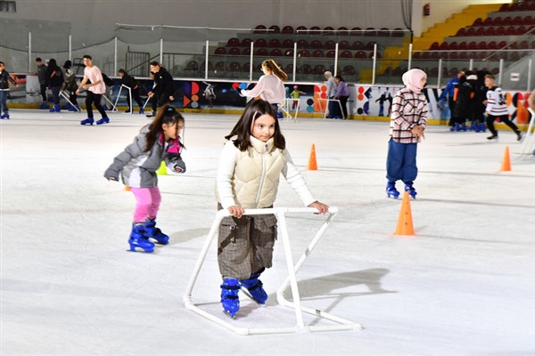 Aşık Veysel Buz Sporları Salonu’nda tatil yoğunluğu