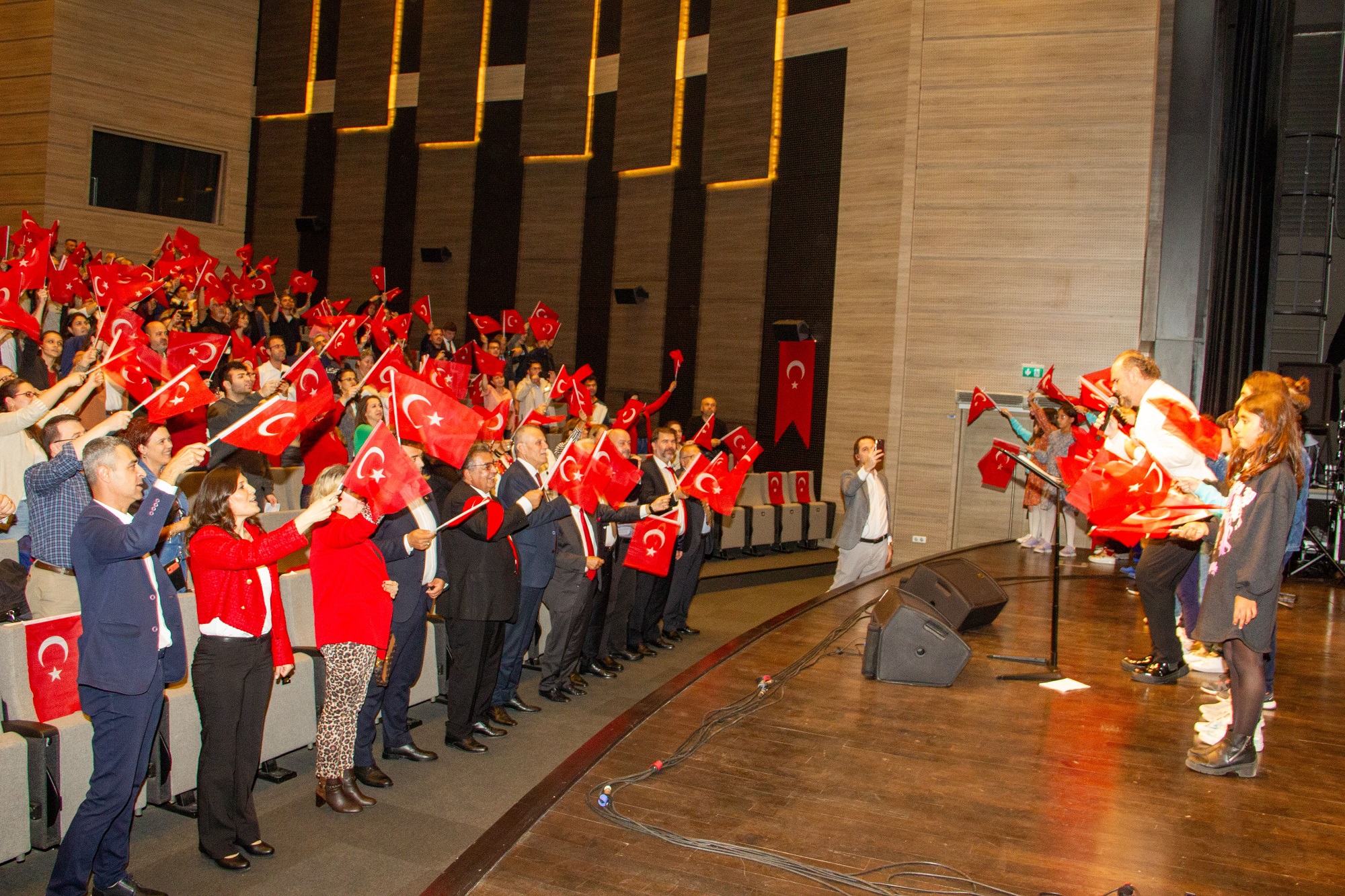 Atatürk’ün Sevdiği Şarkıları Hakan Aysev ÇOSB’de seslendirdi…