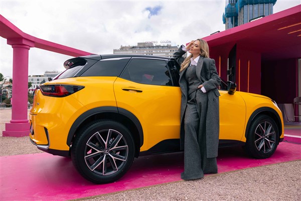 Hadise, Lexus’un Madrid’deki Sıra Dışı Sanat Galerisi’ne renk kattı