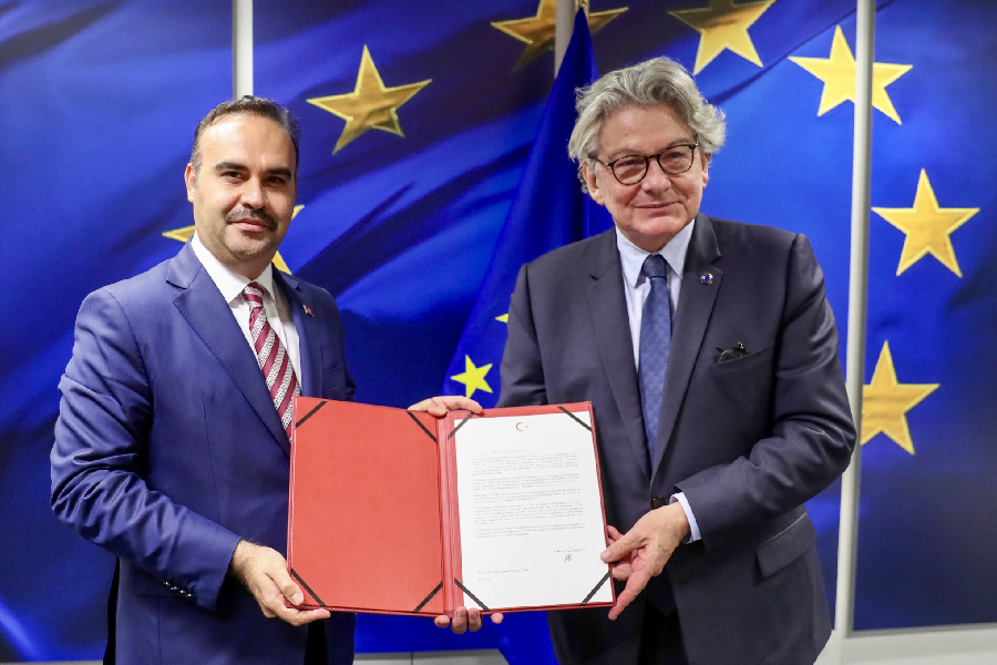 AB’YE GÜMRÜK BİRLİĞİ VE VİZE SERBESTİSİ MESAJI