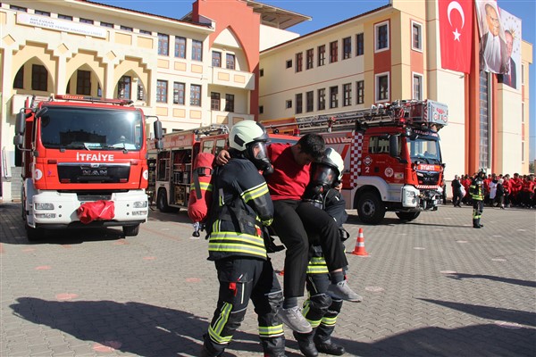 Kayseri Büyükşehir İtfaiyesi’nden “100. Yıl” tatbikatı