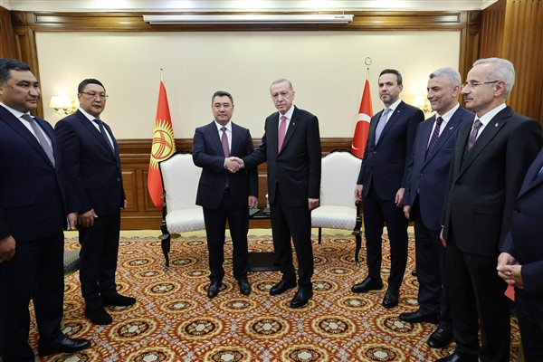 Cumhurbaşkanı Erdoğan, Kırgızistan Cumhurbaşkanı Caparov ile bir araya geldi