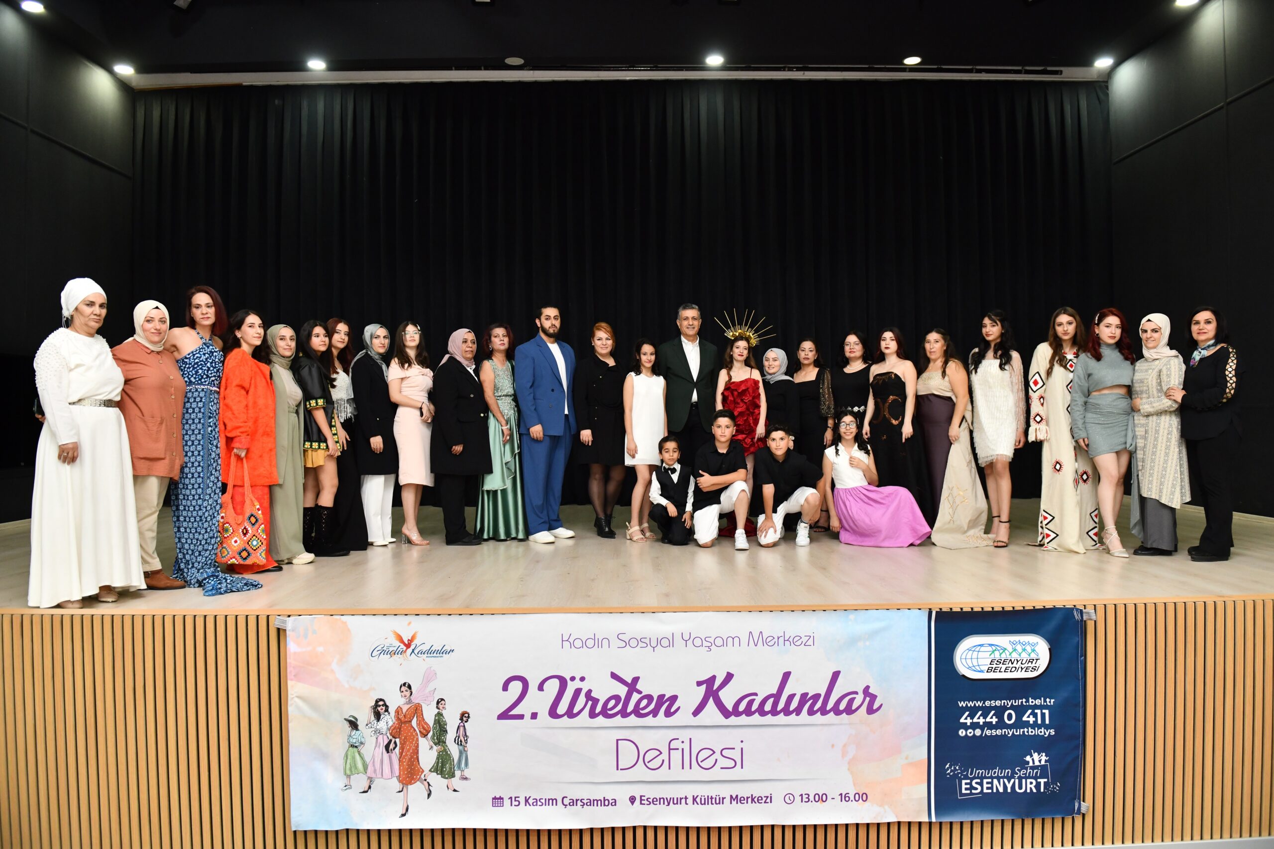 Esenyurtlu kadınlar tasarımlarıyla podyumu renklendirdi