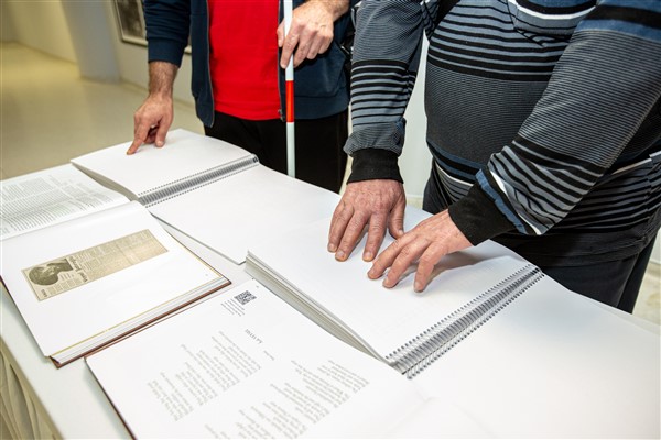 Görme engelli vatandaşlar, fotoğrafları dokunarak anladı