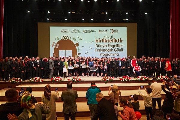 Başkan Şahin yaşam merkezinde özel bireyler ile bir araya geldi