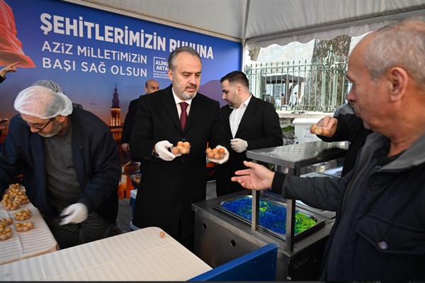 Bursa’da şehitlerin anısına lokma dağıtıldı