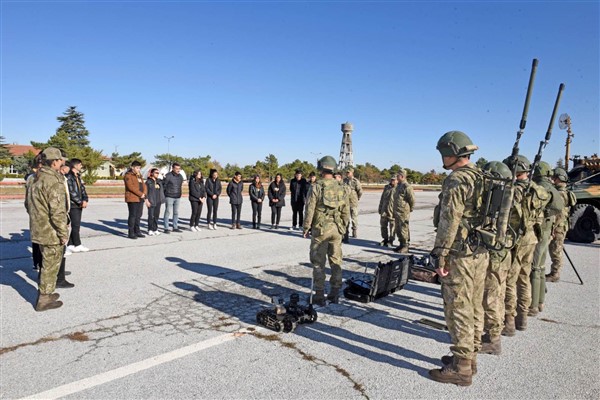 Malatya, Van ve Hakkari’de lise öğrencilerine silah ve araç sergisi düzenlendi