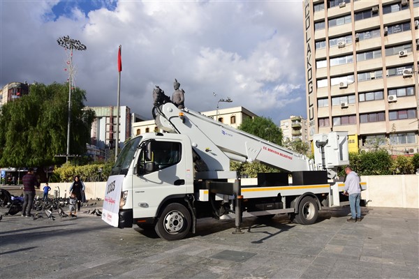 Bornova’ya 28 metrelik teleskopik platform aracı