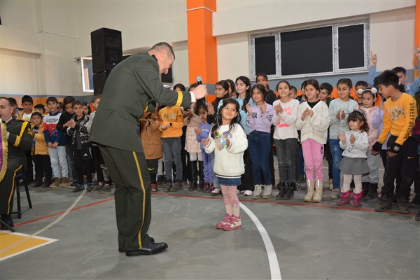 2’nci Ordu Bölge Bando Komutanlığı Hakkari’de konser verdi
