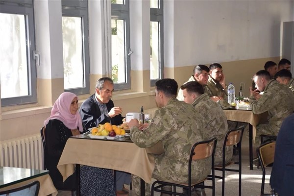 Mehmetçik, öğle yemeğinde şehit yakınları, gaziler ve aileleriyle buluştu