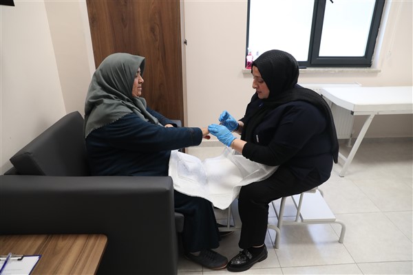 Ulusu ve Burhan, Vefahane Yaşlı Merkezi’nde yaşlıların öz bakımıyla ilgileniyor