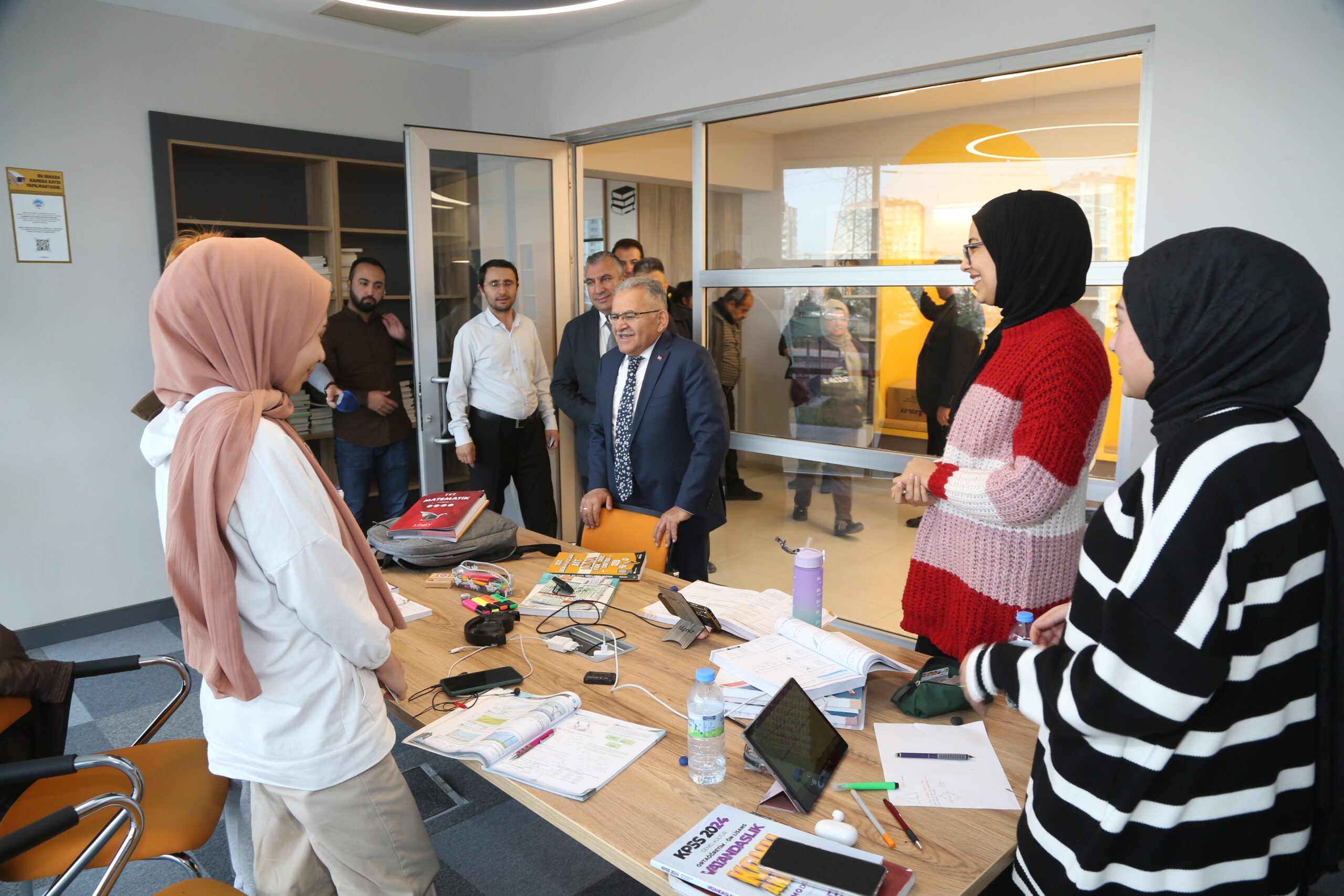 Başkan Büyükkılıç, Tınaztepe Sosyal Tesisleri’nde gençlerle bir araya geldi