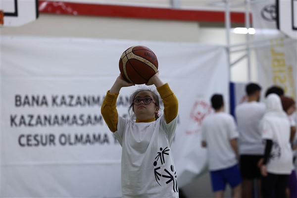 “3 Aralık Dünya Engelliler Günü” için özel sporcularla basketbol maçı düzenlendi