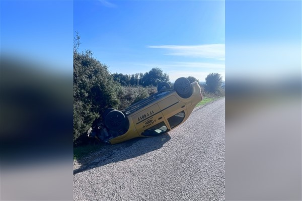 Ezine’de ticari taksi devrildi: 1 yaralı