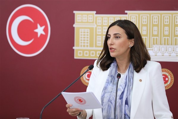 Rızvanoğlu: “Tehlikeli atık barındıran yabancı gemilerin sökümüne neden izin veriliyor?”