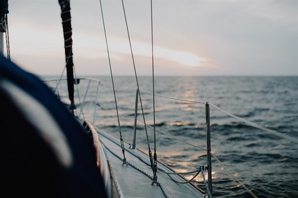 Beykoz açıklarında sürüklenen tekne Büyükdere’ye yanaştırıldı