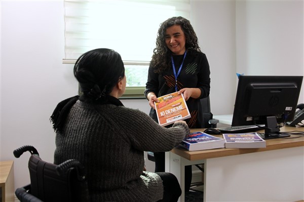 İstanbul’da E-KPSS sınavına girecek memur adaylarına sınav seti verildi