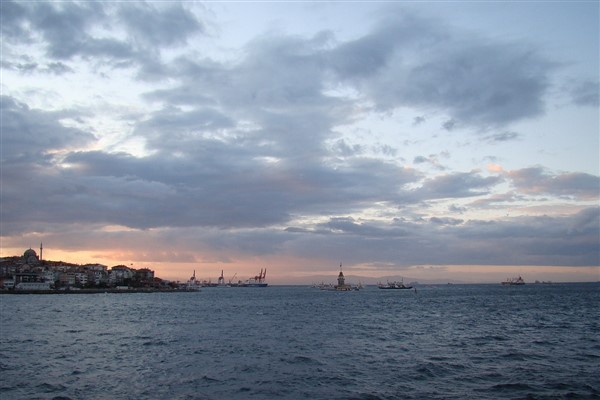 Gemlik’te liman yüklemesi sırasında yan yatan gemi görevlilerce kurtarıldı