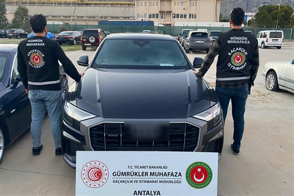 Gümrük Muhafaza ekipleri 187 milyon liralık kaçak lüks araçlara el koydu