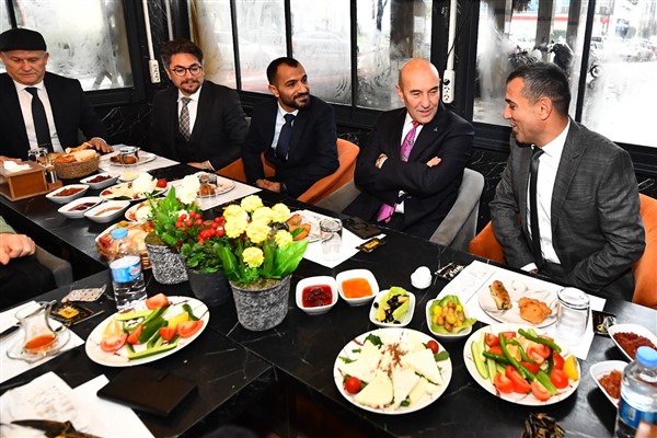 Başkan Soyer, sokak emekçileri ile bir araya geldi