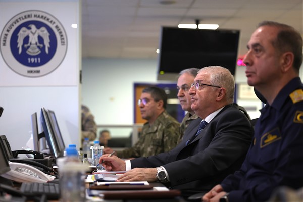 Bakan Güler, hava harekatlarını Hava Kuvvetleri Harekat Merkezinden sevk ve idare etti