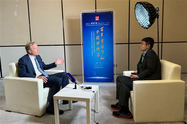 Neil Bush: “Çin ile ABD el ele vererek sorunları çözmeli”