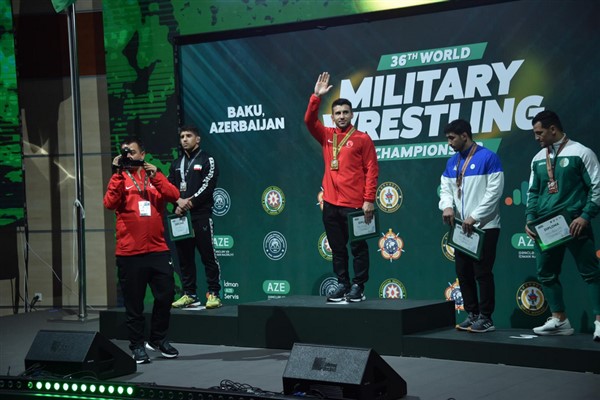 İzmirli Güreşçi Bakü’den altın madalya ile döndü