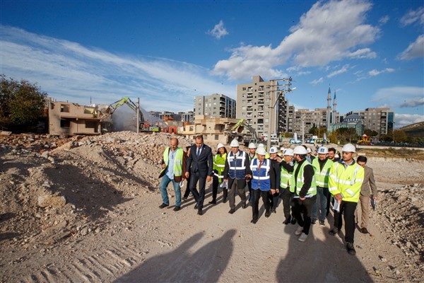 Başkan Soyer: “Yeni yıla yıkımı yapılacak bina bırakmayacağız”