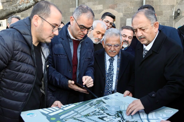 Bakan Özhaseki ve Başkan Büyükkılıç, Cami-i Kebir’i inceledi