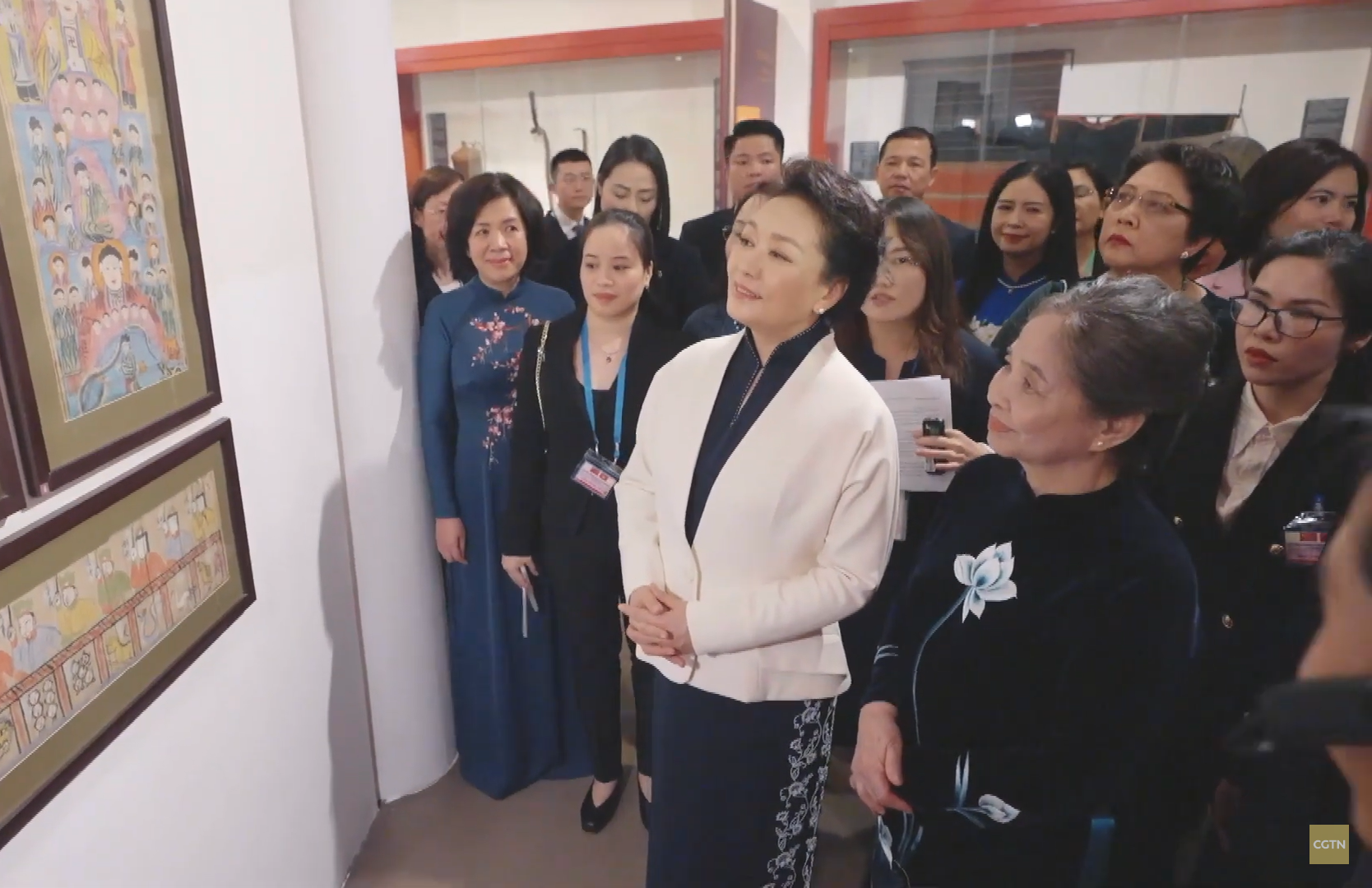 Peng Liyuan, Vietnam Kadınlar Müzesi’ni ziyaret etti