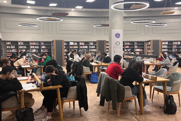 Bursa’daki Millet Kütüphanesi kapılarını 24 saat açık tutuyor