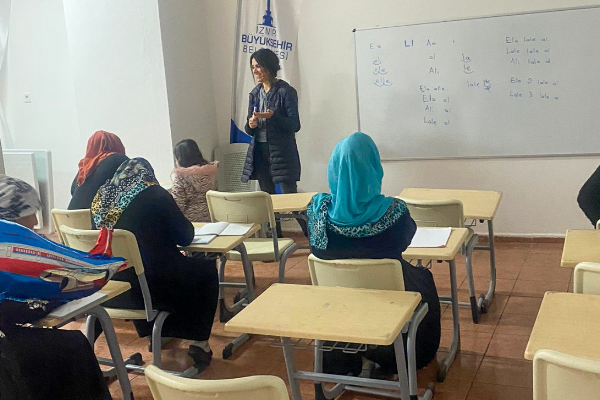 İzmir’in dayanışma noktalarında okuma yazma eğitimleri başladı