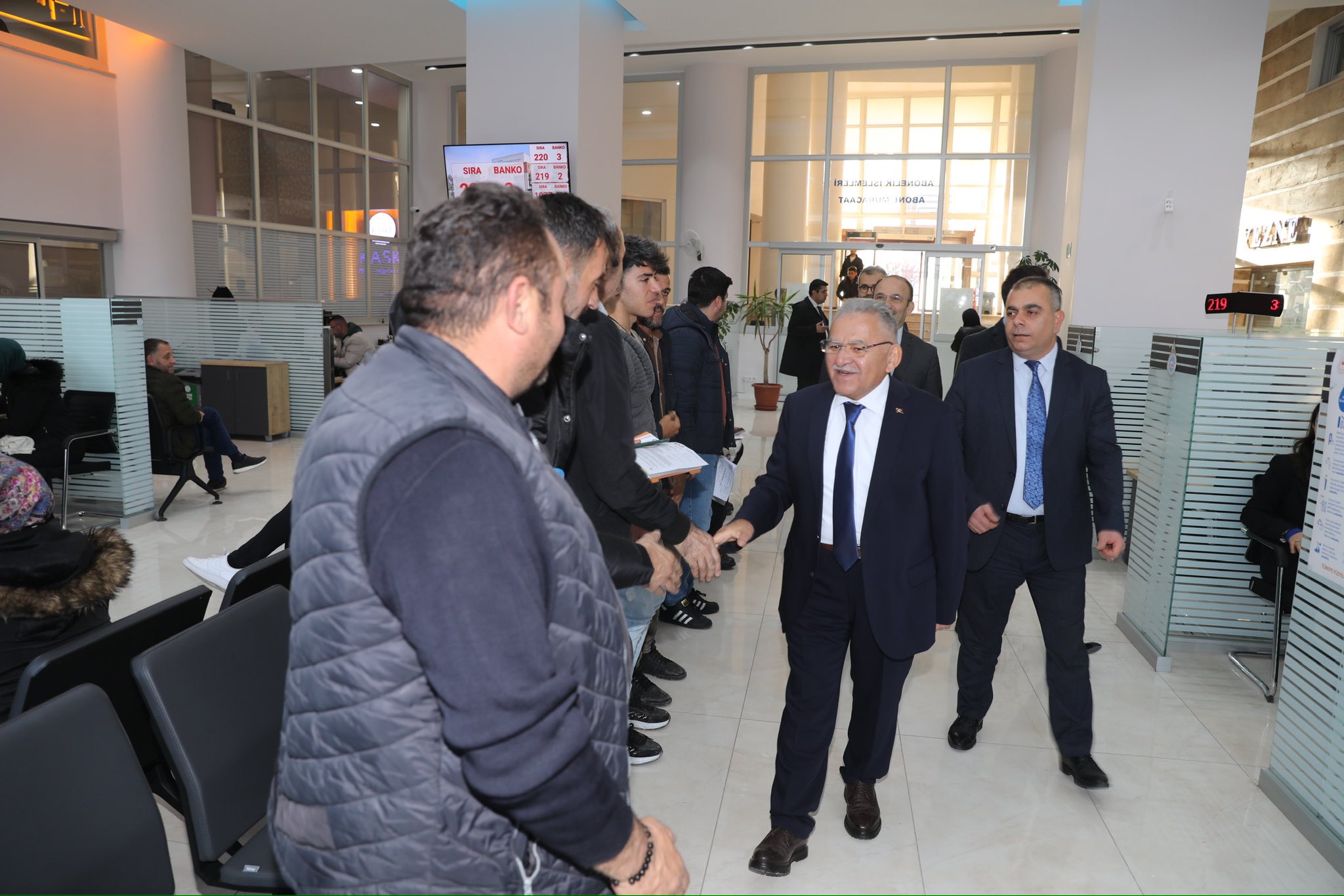 KASKİ’yi ziyaret eden Başkan Büyükkılıç, vatandaşlar ile buluştu