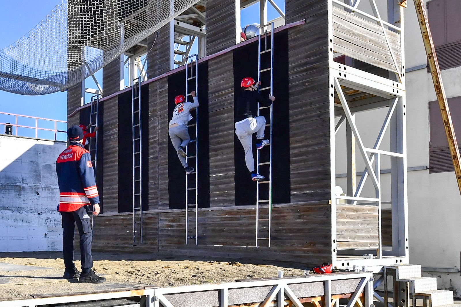 İzmir İtfaiyesi’ne girmek için ter döktüler