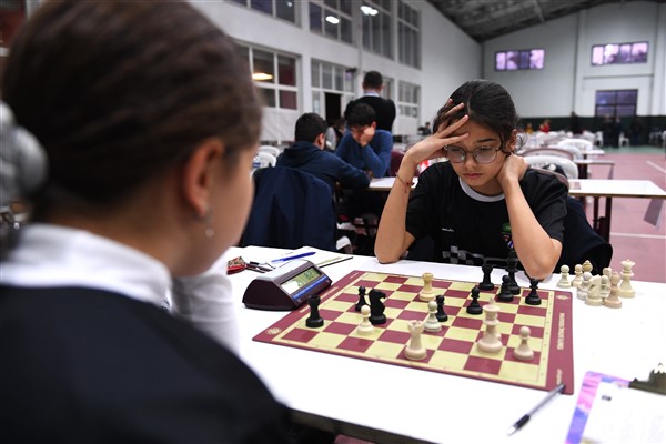 Bursa’da dedeler ve torunlar satranç turnuvasında yarıştı