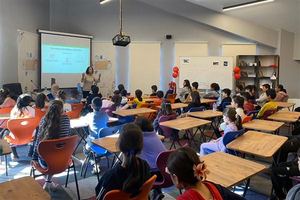Diyarbakır’daki öğrencilere teknolojik bağımlılık semineri