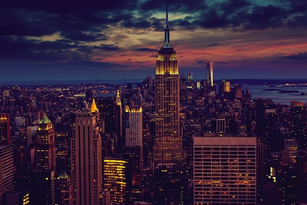 New York’ta Empire State binası Ukraynalı çocuklar için mavi sarı renklerle ışıklandırıldı