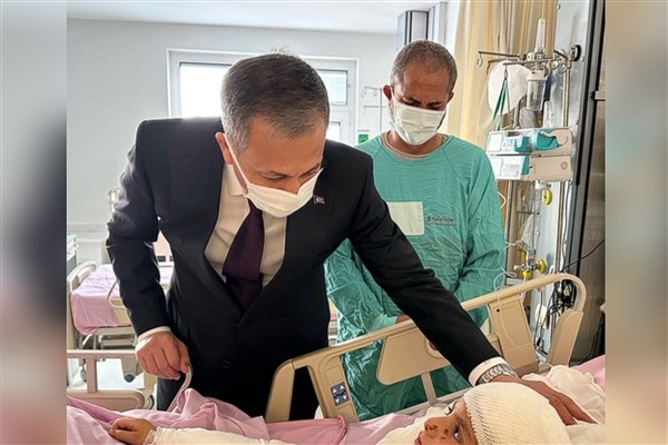 Bakan Yerlikaya, sokak köpeklerinin saldırısına uğrayan Tunahan’ı ziyaret etti