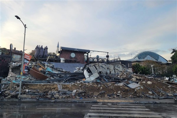 Üsküdar sahilinde bir kaçak yapı daha yıkıldı