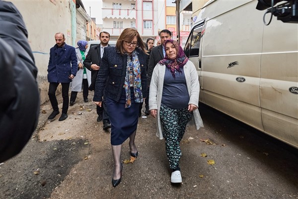 Başkan Şahin, yağmurda evleri zarar gören vatandaşları ziyaret etti