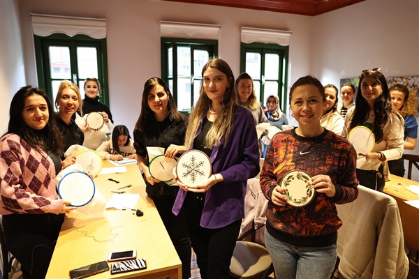Bursa’da kursiyerler, yılbaşı süslerini kendileri yaptı
