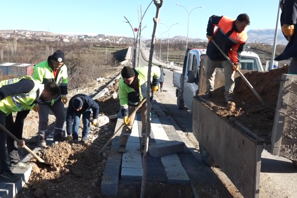 Malatya Büyükşehir Belediyesi, Kuzey Kuşak Yolu’nu yeşillendiriyor