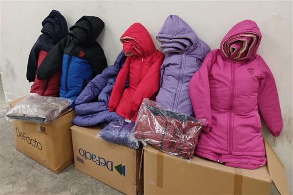 İzmir’den Hatay’a kırtasiye seti, bot ve mont desteği