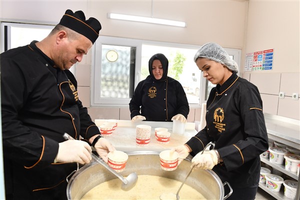 Mustafakemalpaşa Belediyesi, ihtiyaç sahiplerine destek olmaya devam ediyor